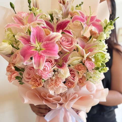 Ramo de flores mixtas y lirios premium