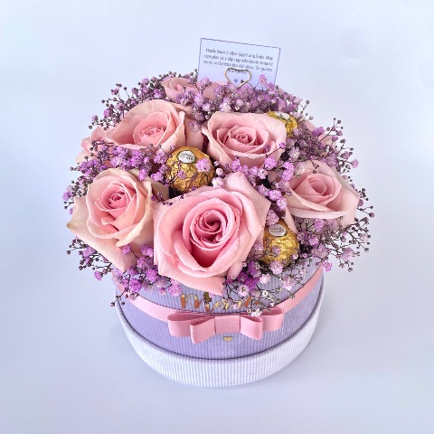 Mini bouquet de rosas + gipso y ferreros