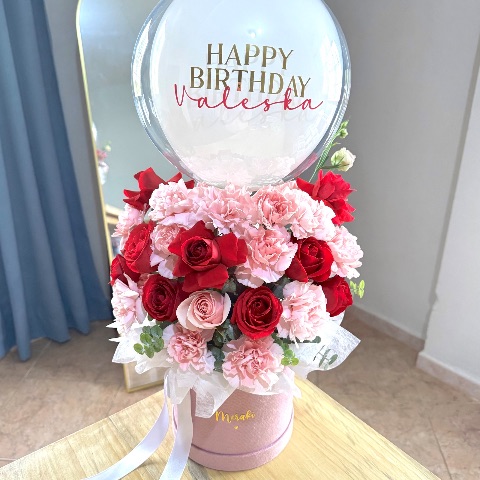 Arreglo de rosas y claveles + globo burbuja personalizado