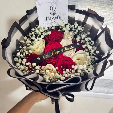 Ramo de 10 rosas + cinta personalizada