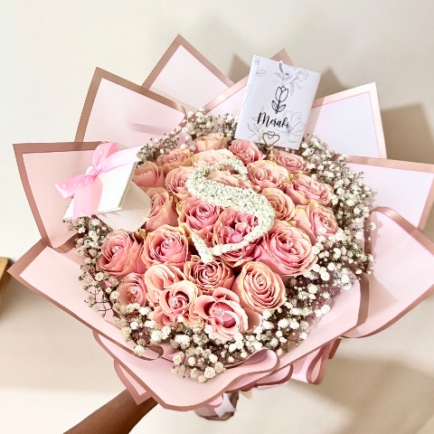 Ramo de 25 rosas + letra en gipso + mini birrete