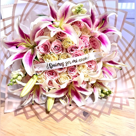 Ramo de 50 rosas + 6 lirios abiertos (personalizado)