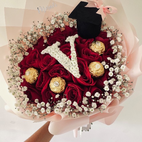 Ramo de 20 rosas + ferreros y mini birrete