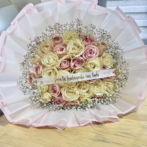 Ramo de 35 rosas + gipso y cinta personalizada
