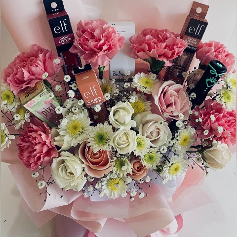 Ramo con flores mixtas y maquillaje