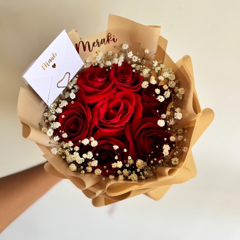 Ramo 7 rosas + gipso en el borde