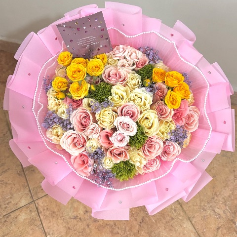 Ramo de 35 rosas + flores mixtas + malla de perlas