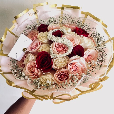 Ramo de 25 rosas + malla de perlas y letra en gipso