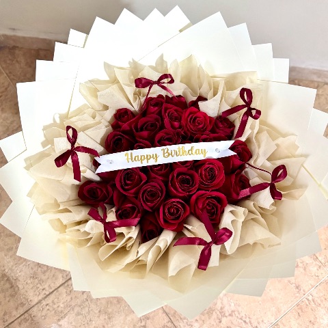 Ramo de 25 rosas + cinta personalizada y decoraciones