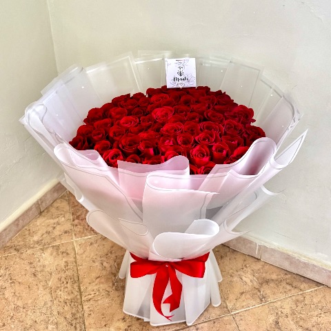 Ramo de 60 rosas + globos de helio