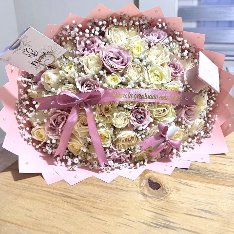 Ramo de 50 rosas + mini birrete y cinta personalizada