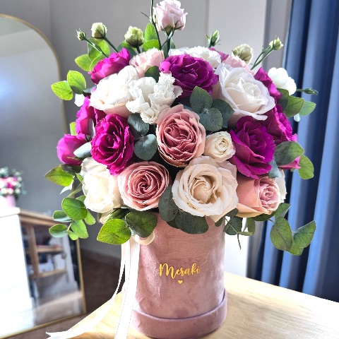 Cúpula de rosas, mini rosas y Lisiantus