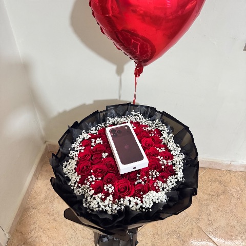 Ramo de 45 rosas + gipso y globos de helio