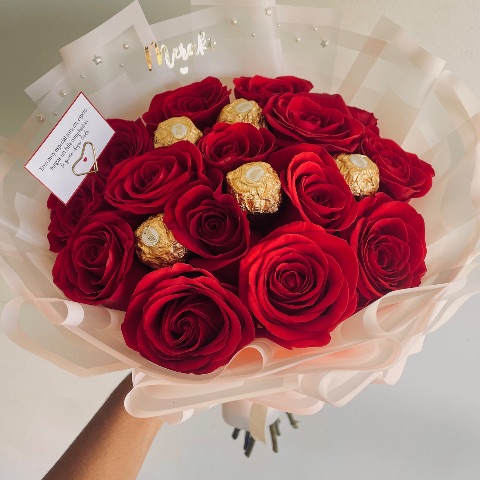 Ramo de 15 rosas + ferreros