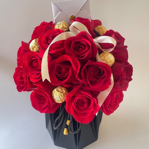 Arreglo de 35 rosas en base abstracta + ferreros