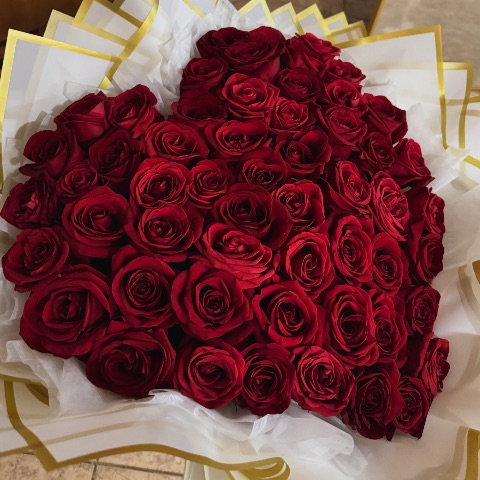 Ramo de 60 rosas en forma de corazón