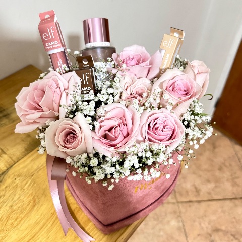 Arreglo de rosas en base corazón + maquillaje