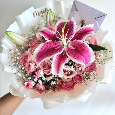Ramo de 10 rosas + lirio abierto y mini rosas