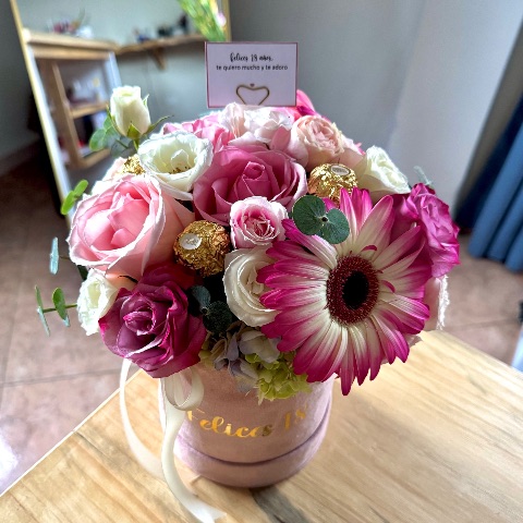 Mini bouquet de flores mixtas + ferreros y personalización