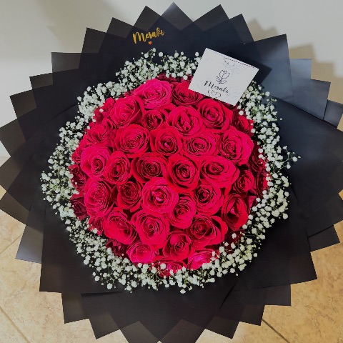 Ramo de 50 rosas + gipso en el borde