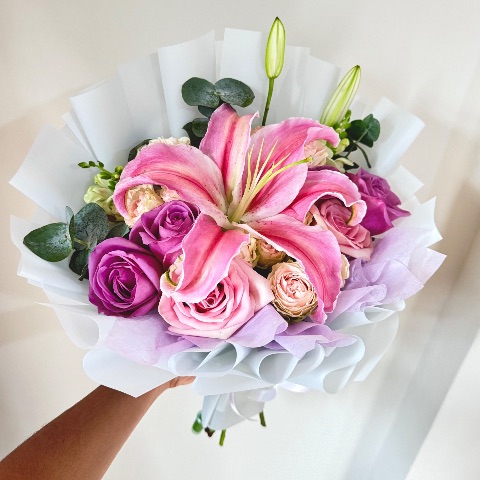 Ramo de flores mixtas + lirio abierto