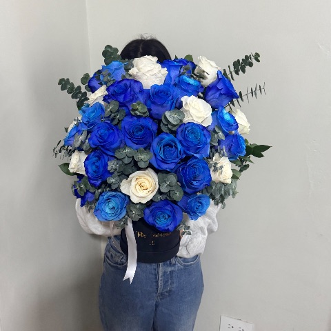 Arreglo de 35 rosas + eucalipto
