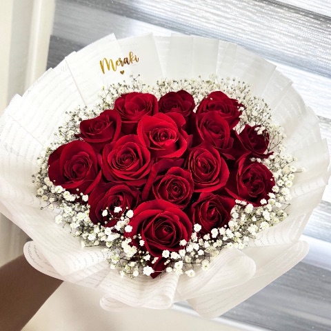 Ramo de 15 rosas + gipso en el borde