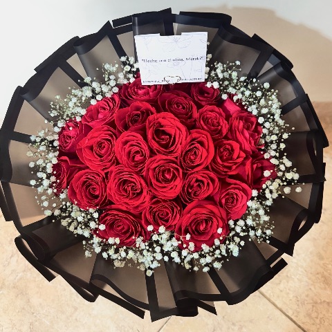 Ramo de 25 rosas + gipso en el borde
