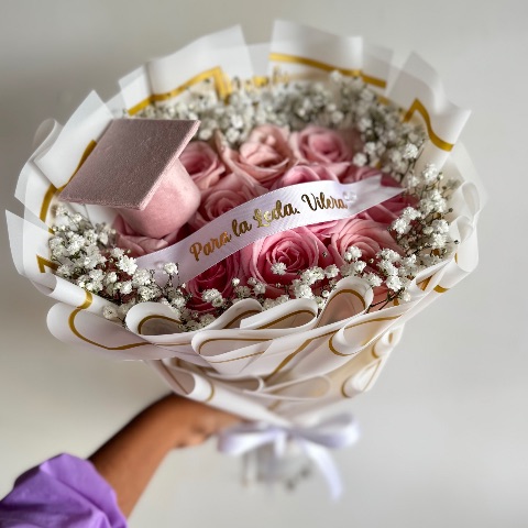 Ramo de 10 rosas + mini birrete y personalización