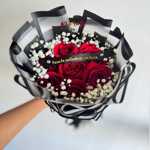 Ramo 7 rosas + gipso en el borde (personalizado)