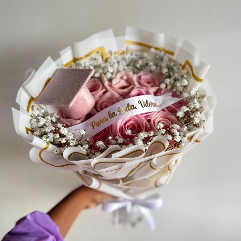 Ramo de 10 rosas + mini birrete y cinta personalizada
