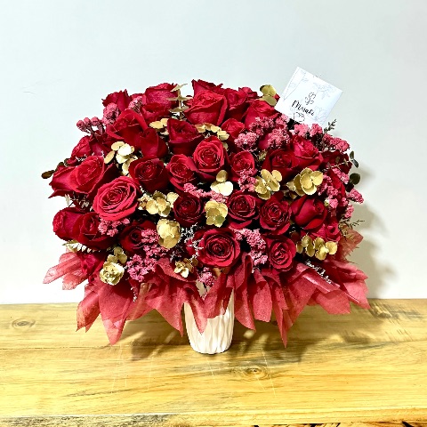 Arreglo de 70 rosas + eucalipto pintado y follajes